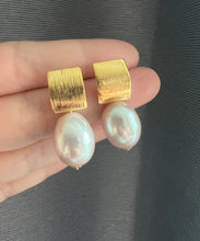 Load image into Gallery viewer, [RARE] Large Ivory-Pink Freshwater Pearls Modern Earrings