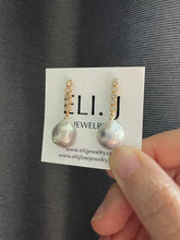 Load image into Gallery viewer, Light Silver Pearls Dangly Line Earrings