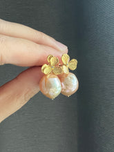 Load image into Gallery viewer, Peach Edison Pearls Floral Stud Earrings