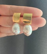 Load image into Gallery viewer, [RARE] Large Ivory-Pink Freshwater Pearls Modern Earrings