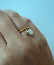 Load image into Gallery viewer, 3 Pearl &amp; Charm Goldplated Rings