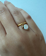 Load image into Gallery viewer, 3 Pearl &amp; Charm Goldplated Rings
