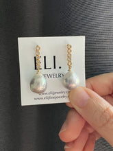 Load image into Gallery viewer, Light Silver Pearls Dangly Line Earrings
