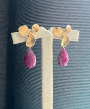 Load image into Gallery viewer, Ruby Flower Gold Earringsp