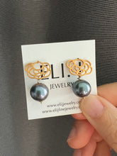 Load image into Gallery viewer, Large Black FW Pearls Floral Earrings