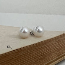Load image into Gallery viewer, Classic Ivory Round Freshwater 9-9.5mm Pearl Earring Studs