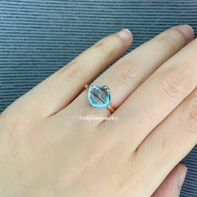 Load image into Gallery viewer, Sky Blue Topaz Sugarloaf 18k Ring