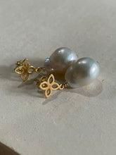 Load image into Gallery viewer, Ivory Pearls on Fleur de Lis Studs