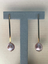 Load image into Gallery viewer, Big Pink Edison Pearls on Goldplated Long Bar Studs