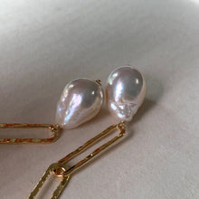 Load image into Gallery viewer, White Pearls &amp; Hammered Gold Link Earrings