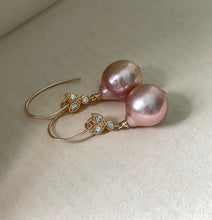Load image into Gallery viewer, Peach Edison &amp; Bees 14kGF Earrings