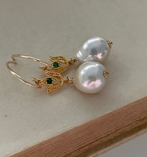 Load image into Gallery viewer, Ivory Pearls and Emerald Tulip