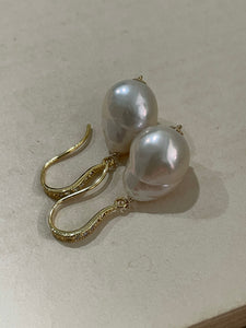 Medium Ivory Pearls on Goldplated Zirconia Hooks