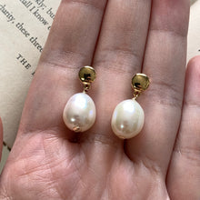 Load image into Gallery viewer, Freshwater Pearl Studs