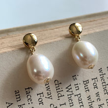 Load image into Gallery viewer, Freshwater Pearl Studs
