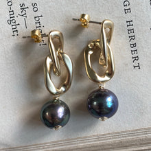 Load image into Gallery viewer, Peacock Pearls on Gold Links