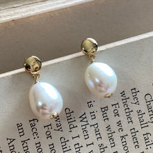 Load image into Gallery viewer, Freshwater Pearl Studs